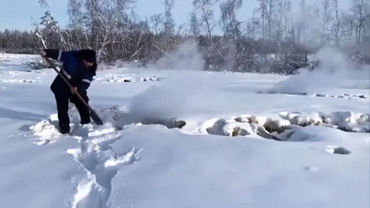 Video: Věčný požár na Sibiři. Rašelina doutná i pod vrstvou sněhu